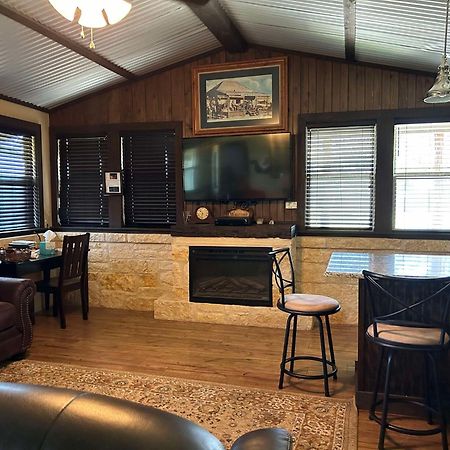 Vineyard Trail Cottages- Adults Only フレデリックスバーグ エクステリア 写真
