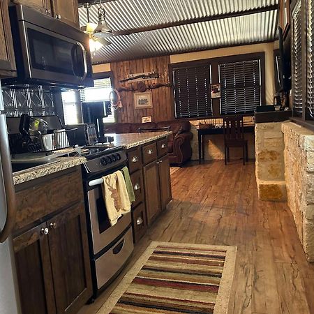 Vineyard Trail Cottages- Adults Only フレデリックスバーグ エクステリア 写真