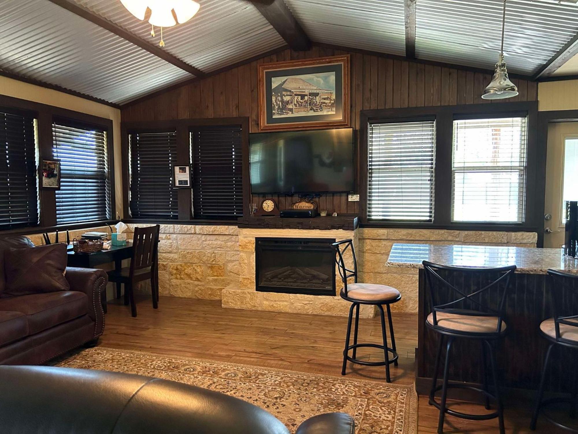 Vineyard Trail Cottages- Adults Only フレデリックスバーグ エクステリア 写真