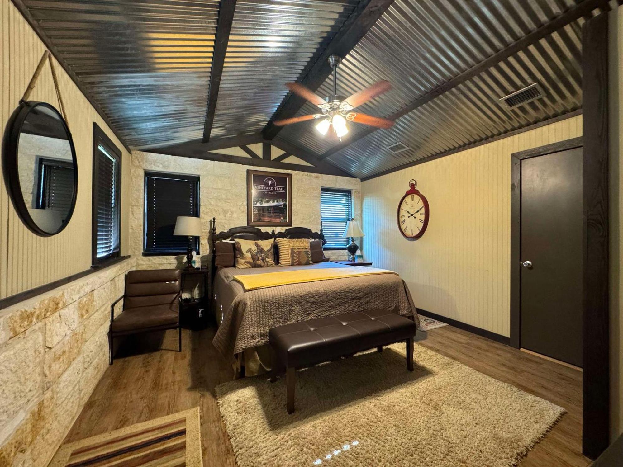 Vineyard Trail Cottages- Adults Only フレデリックスバーグ エクステリア 写真