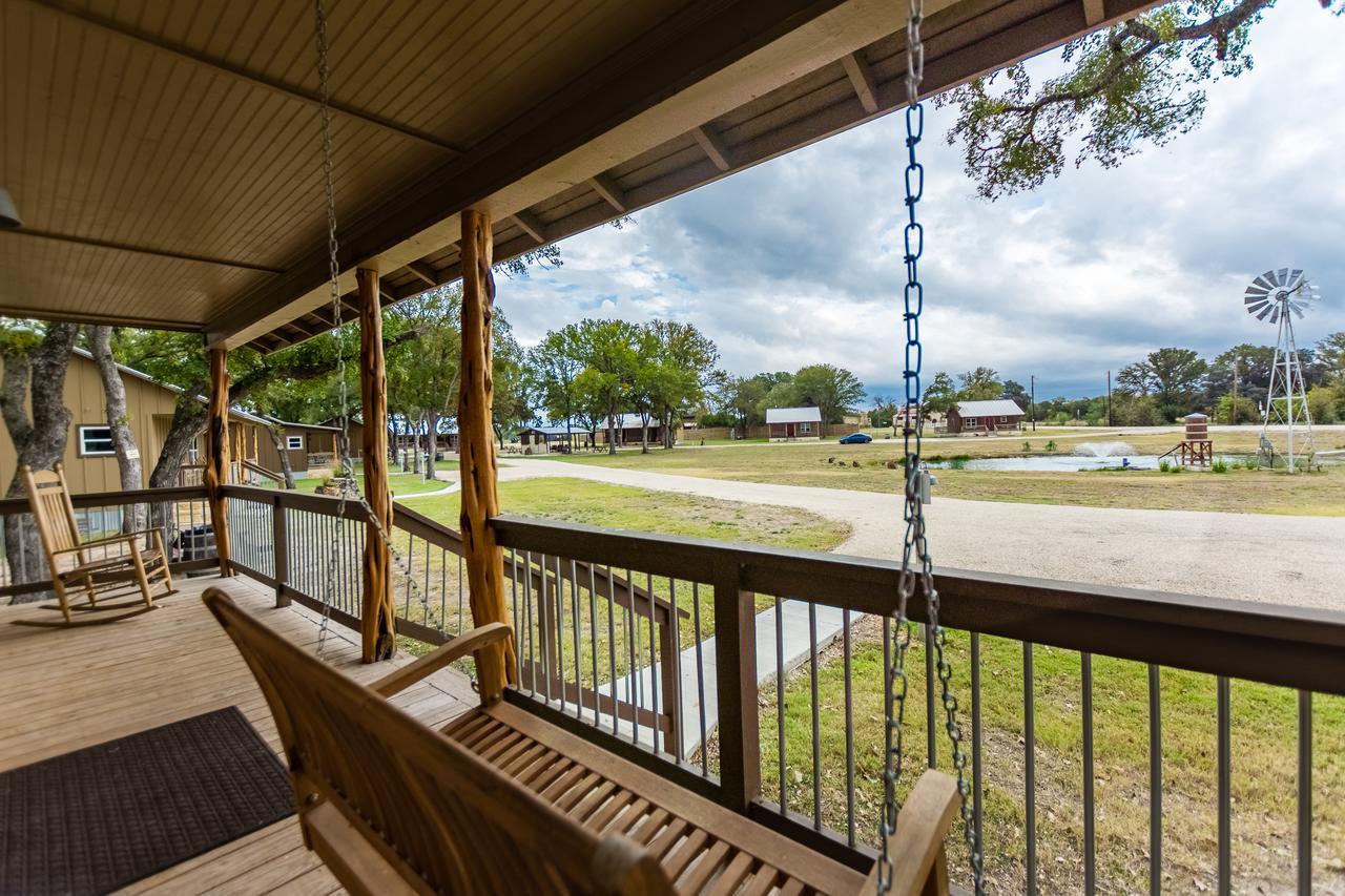 Vineyard Trail Cottages- Adults Only フレデリックスバーグ 部屋 写真