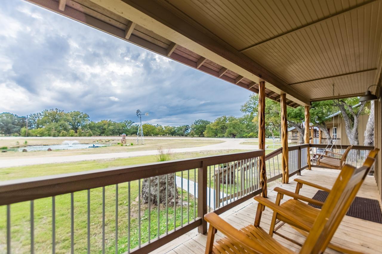Vineyard Trail Cottages- Adults Only フレデリックスバーグ 部屋 写真