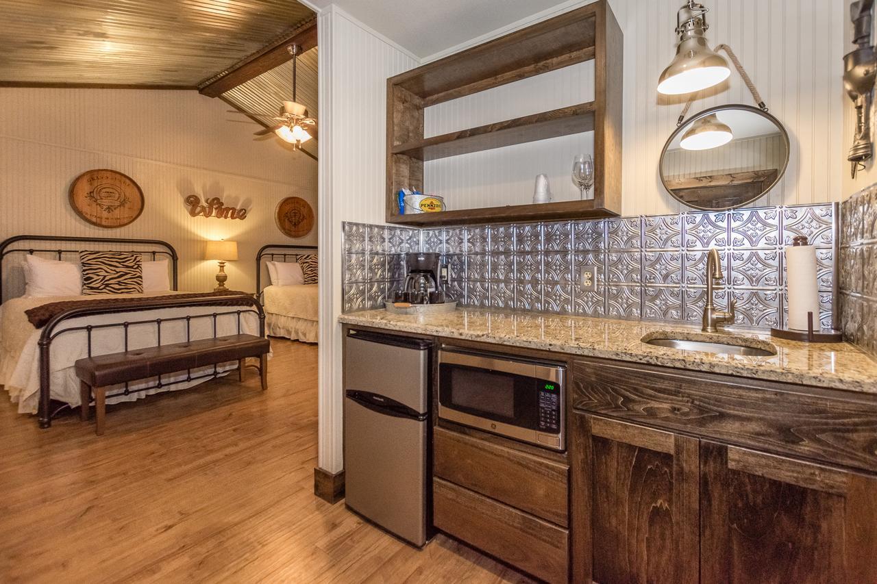 Vineyard Trail Cottages- Adults Only フレデリックスバーグ 部屋 写真
