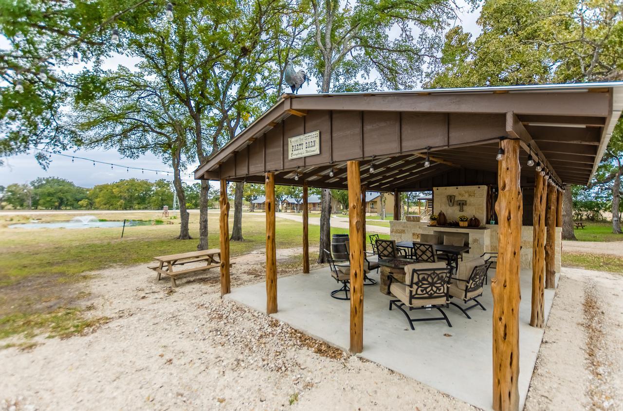 Vineyard Trail Cottages- Adults Only フレデリックスバーグ 部屋 写真