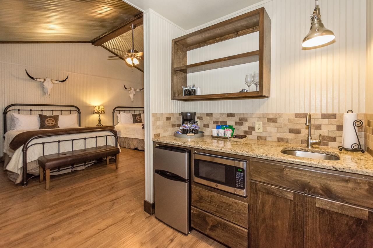Vineyard Trail Cottages- Adults Only フレデリックスバーグ 部屋 写真