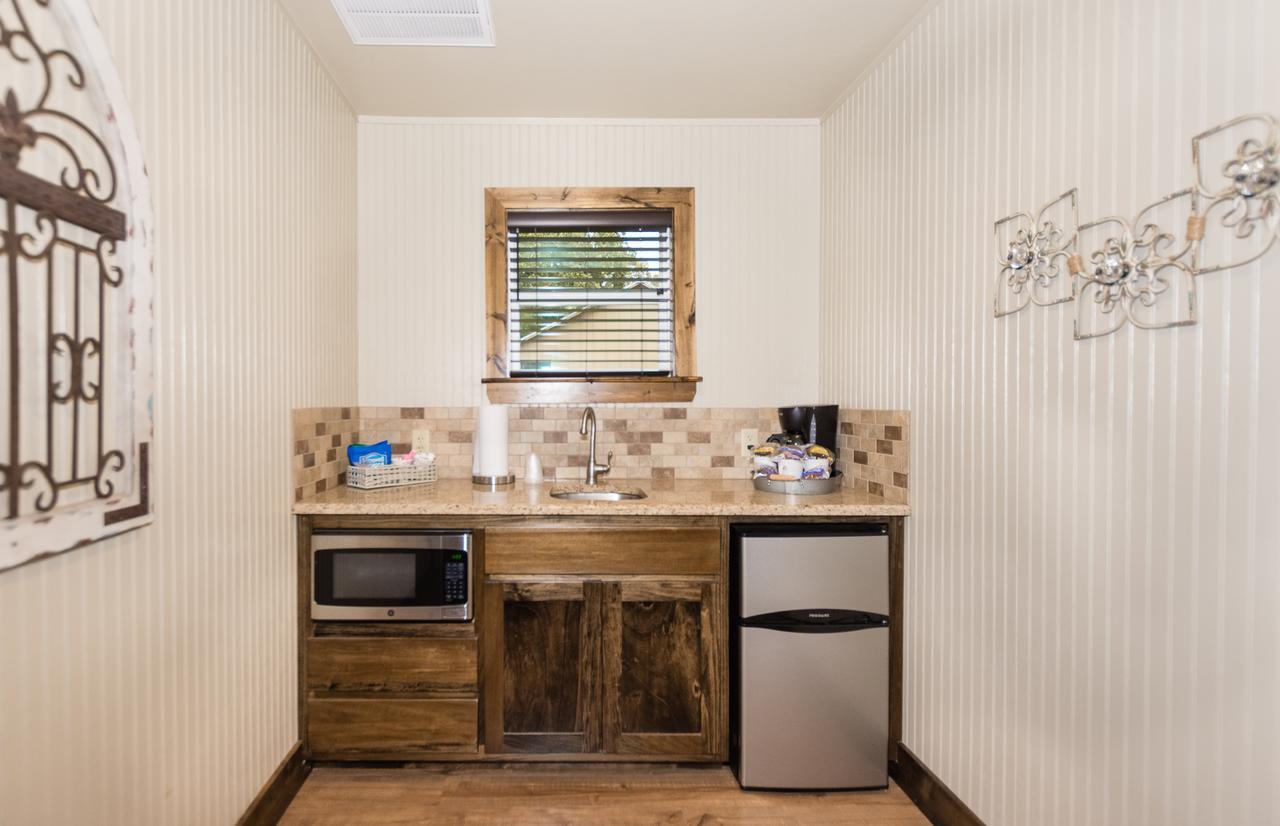 Vineyard Trail Cottages- Adults Only フレデリックスバーグ 部屋 写真