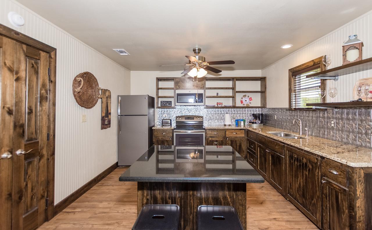 Vineyard Trail Cottages- Adults Only フレデリックスバーグ 部屋 写真