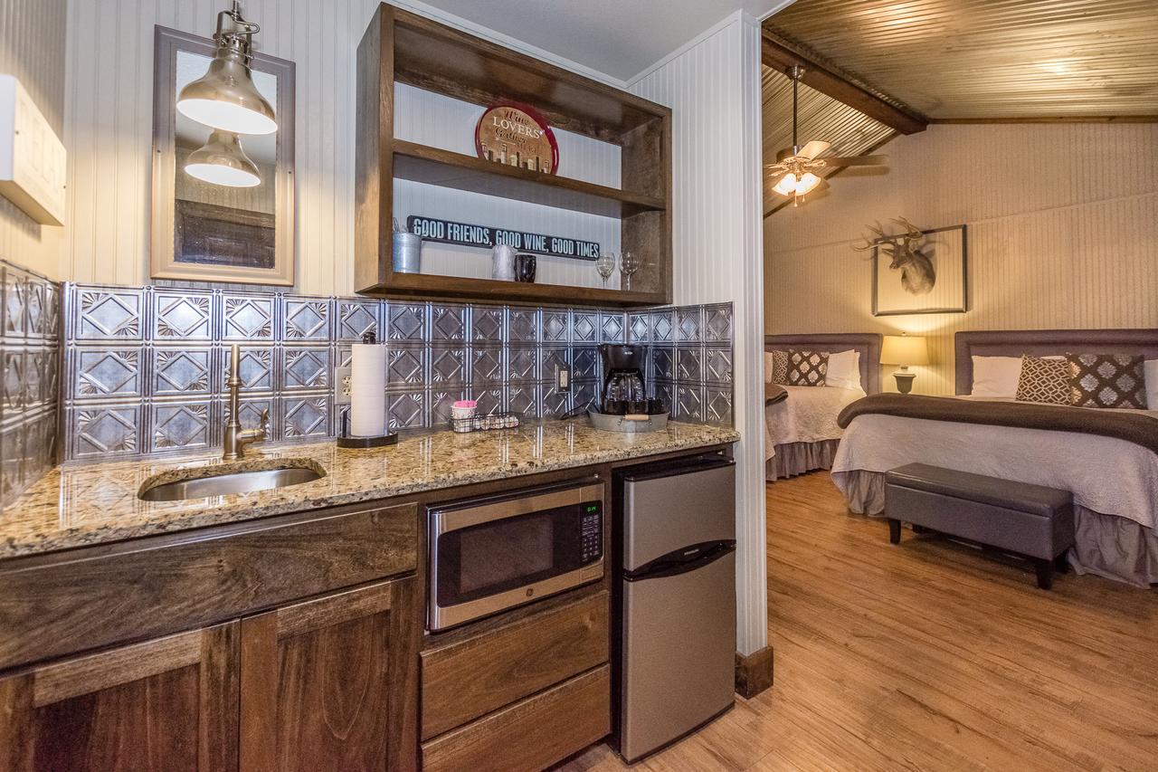 Vineyard Trail Cottages- Adults Only フレデリックスバーグ 部屋 写真