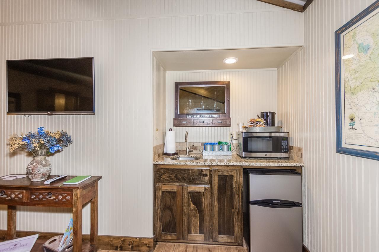 Vineyard Trail Cottages- Adults Only フレデリックスバーグ 部屋 写真