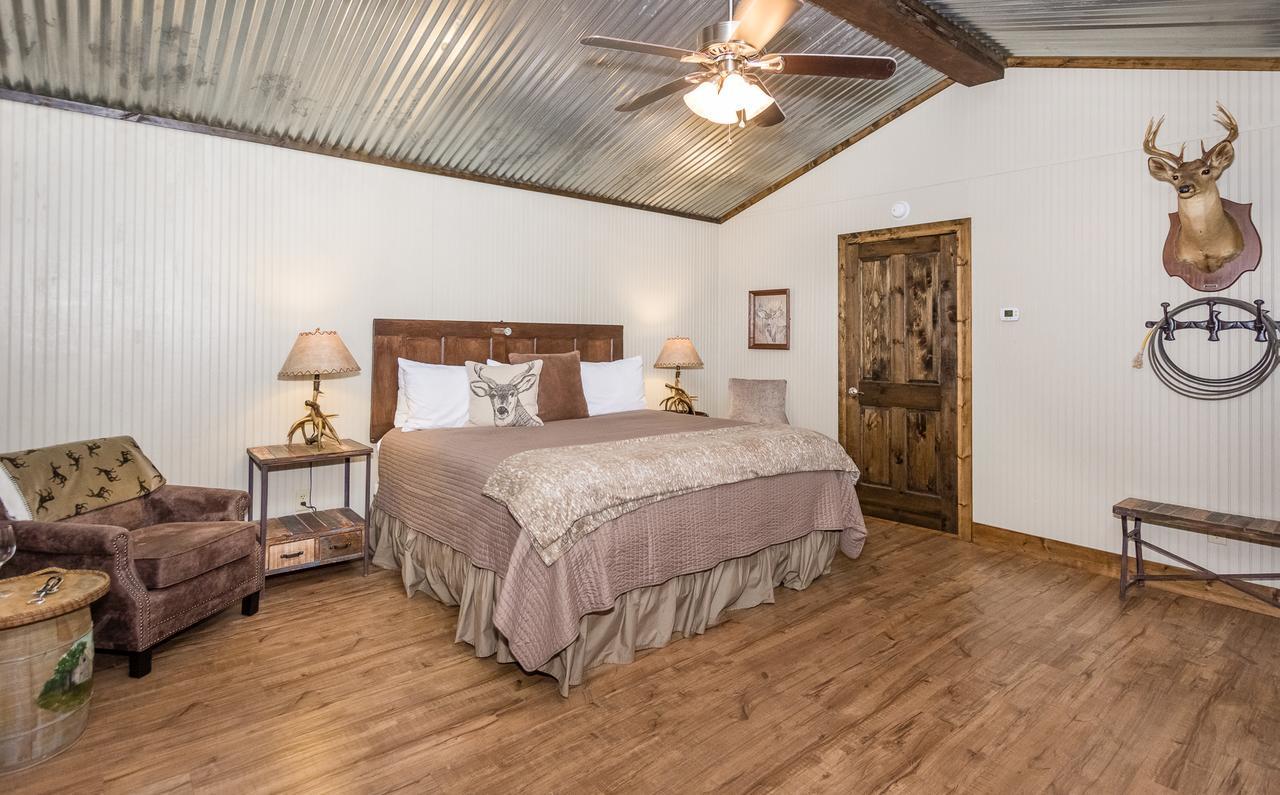 Vineyard Trail Cottages- Adults Only フレデリックスバーグ 部屋 写真
