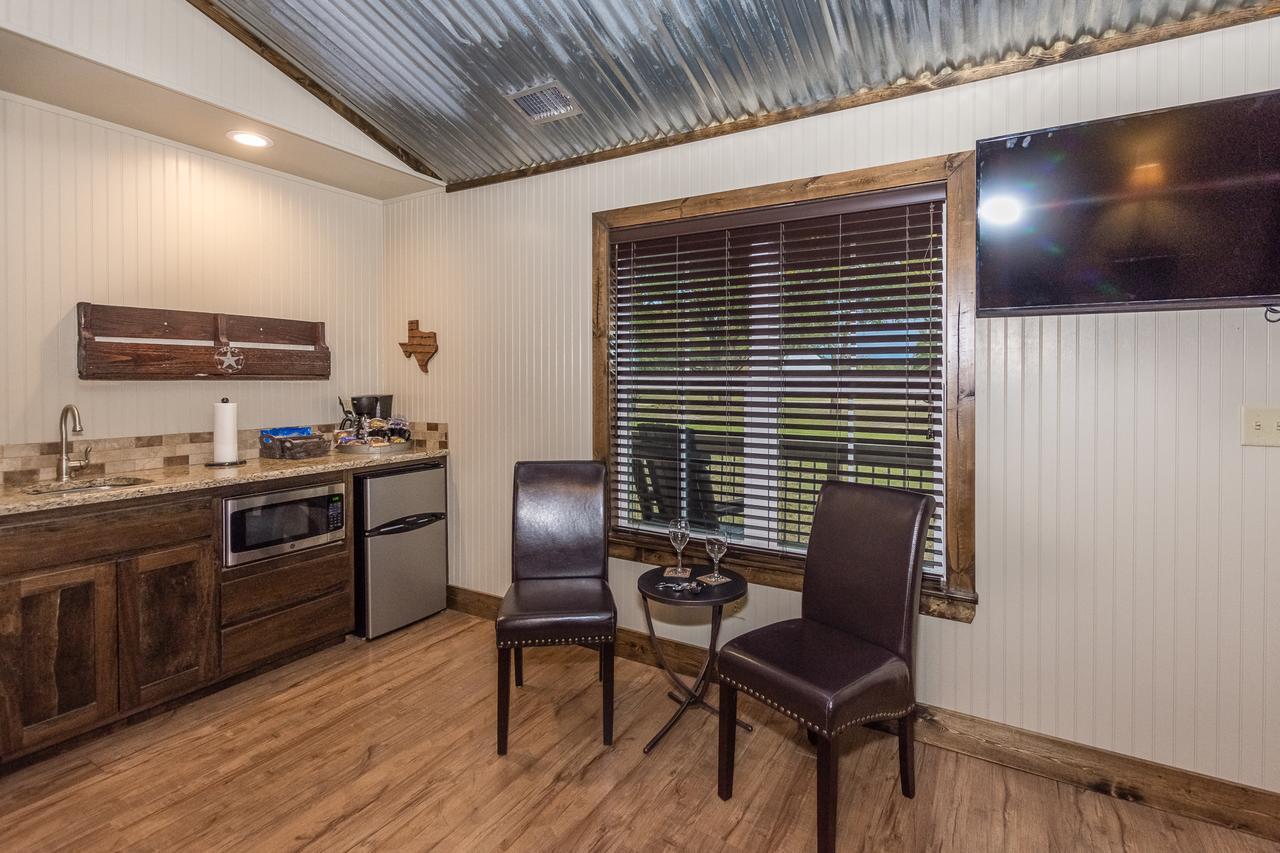 Vineyard Trail Cottages- Adults Only フレデリックスバーグ 部屋 写真
