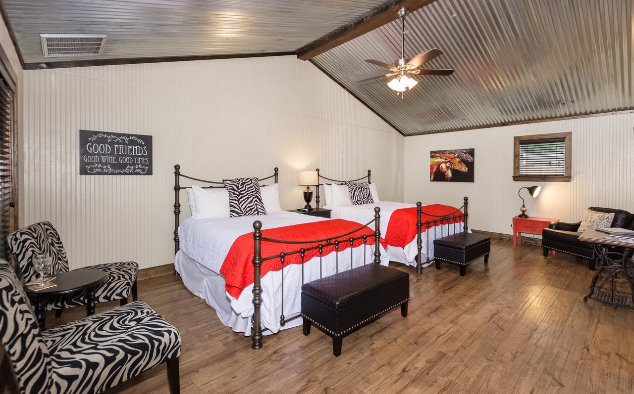 Vineyard Trail Cottages- Adults Only フレデリックスバーグ 部屋 写真