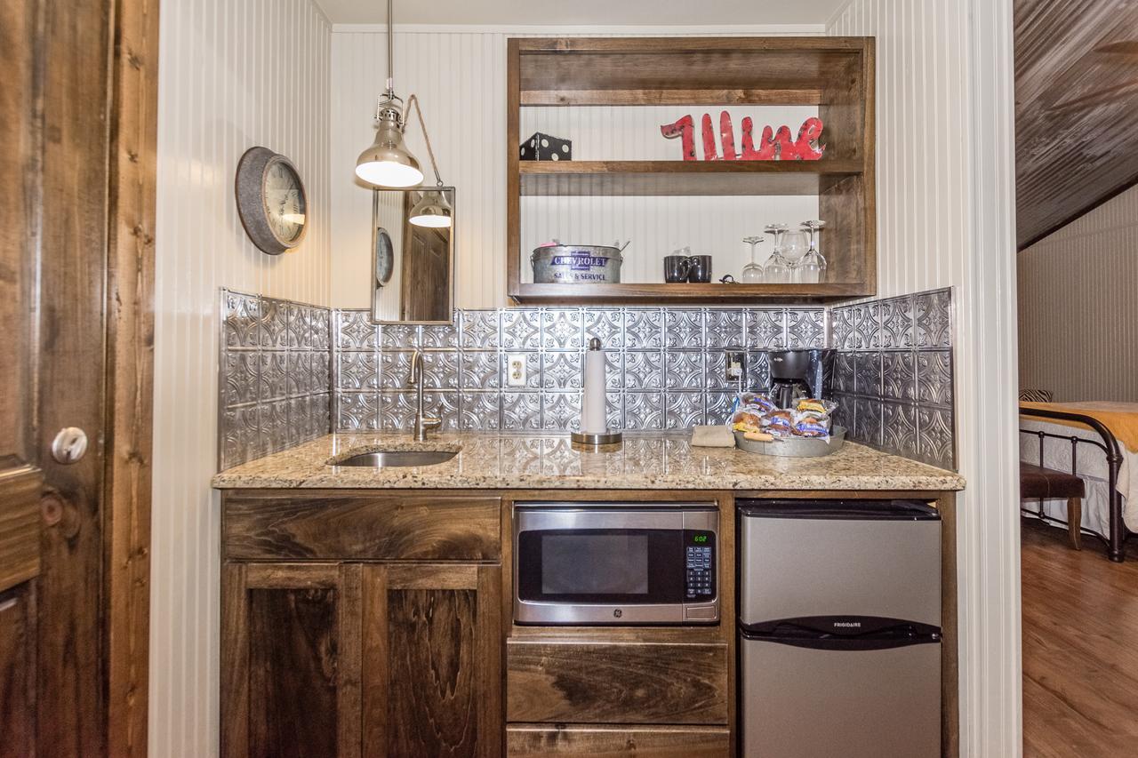 Vineyard Trail Cottages- Adults Only フレデリックスバーグ 部屋 写真