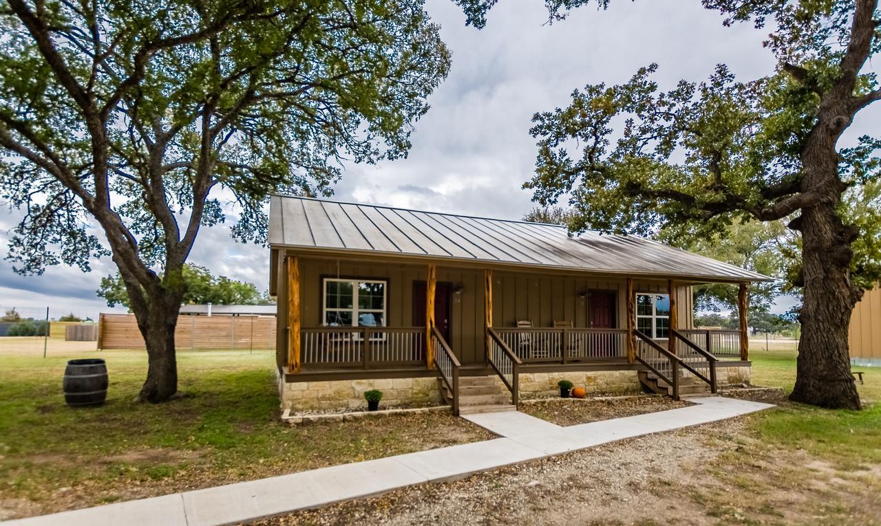 Vineyard Trail Cottages- Adults Only フレデリックスバーグ 部屋 写真