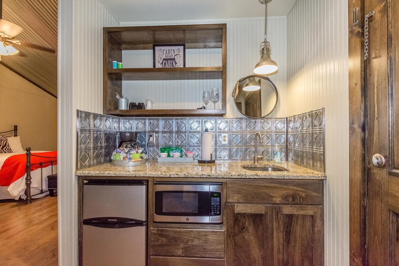Vineyard Trail Cottages- Adults Only フレデリックスバーグ 部屋 写真