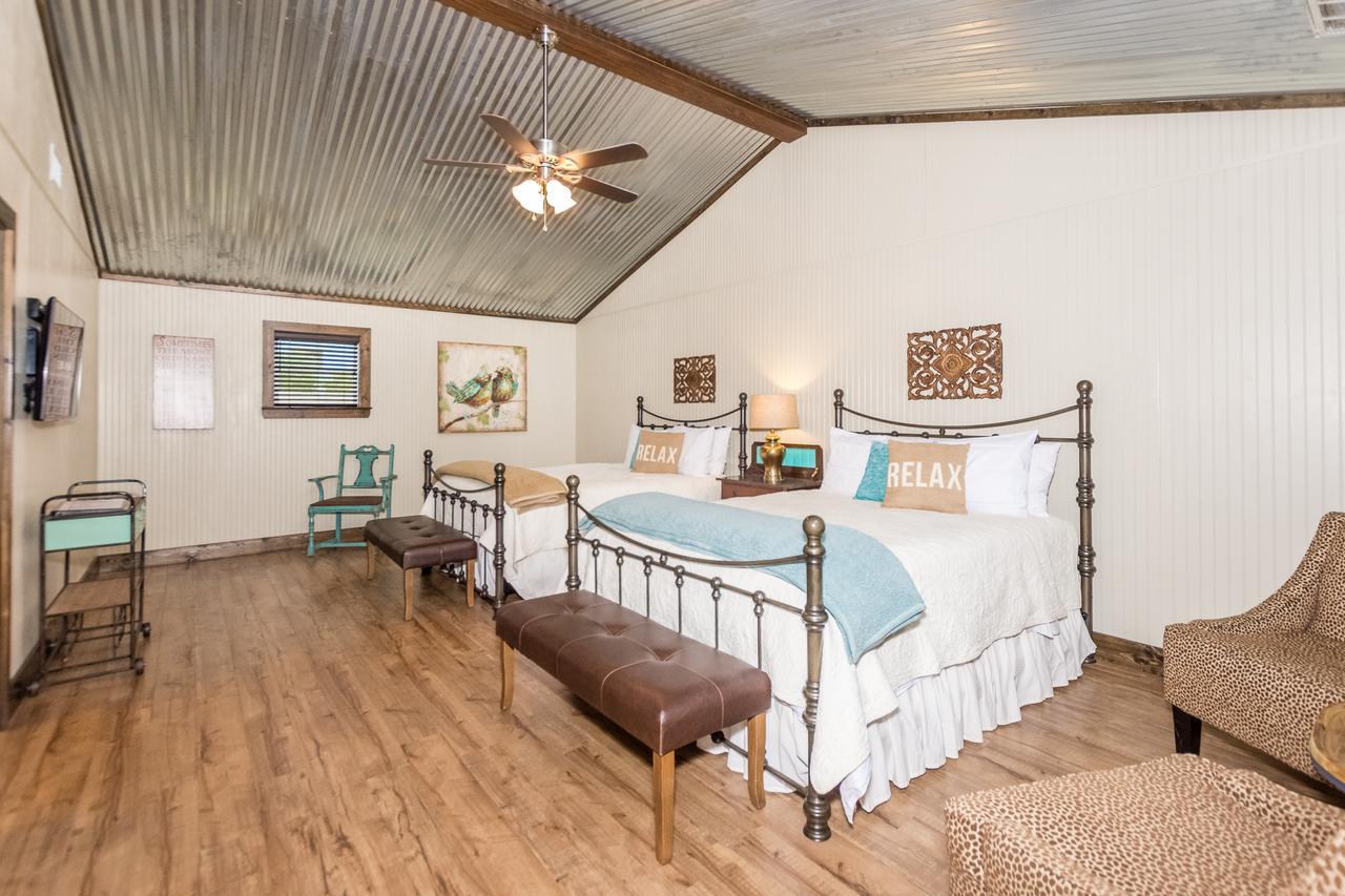 Vineyard Trail Cottages- Adults Only フレデリックスバーグ 部屋 写真