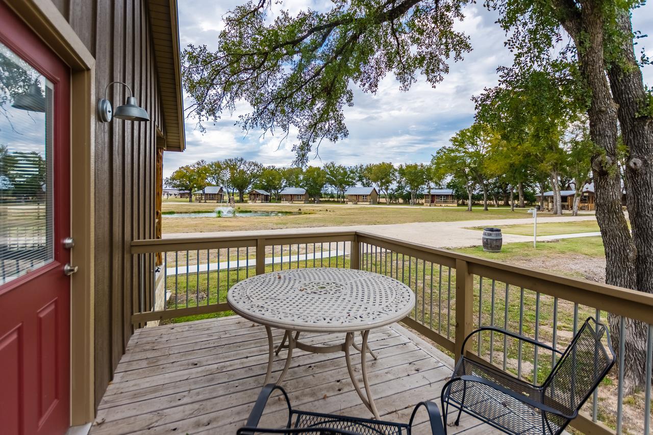 Vineyard Trail Cottages- Adults Only フレデリックスバーグ 部屋 写真
