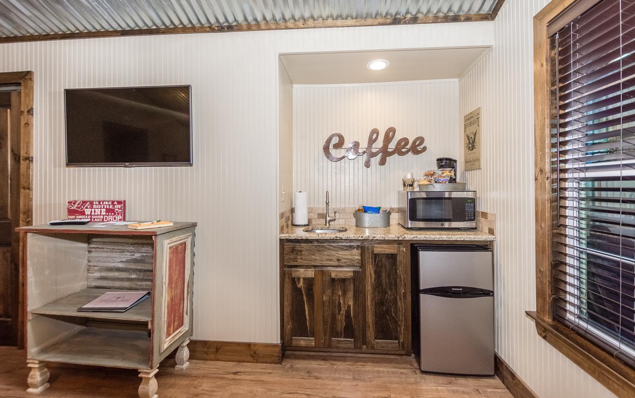Vineyard Trail Cottages- Adults Only フレデリックスバーグ 部屋 写真