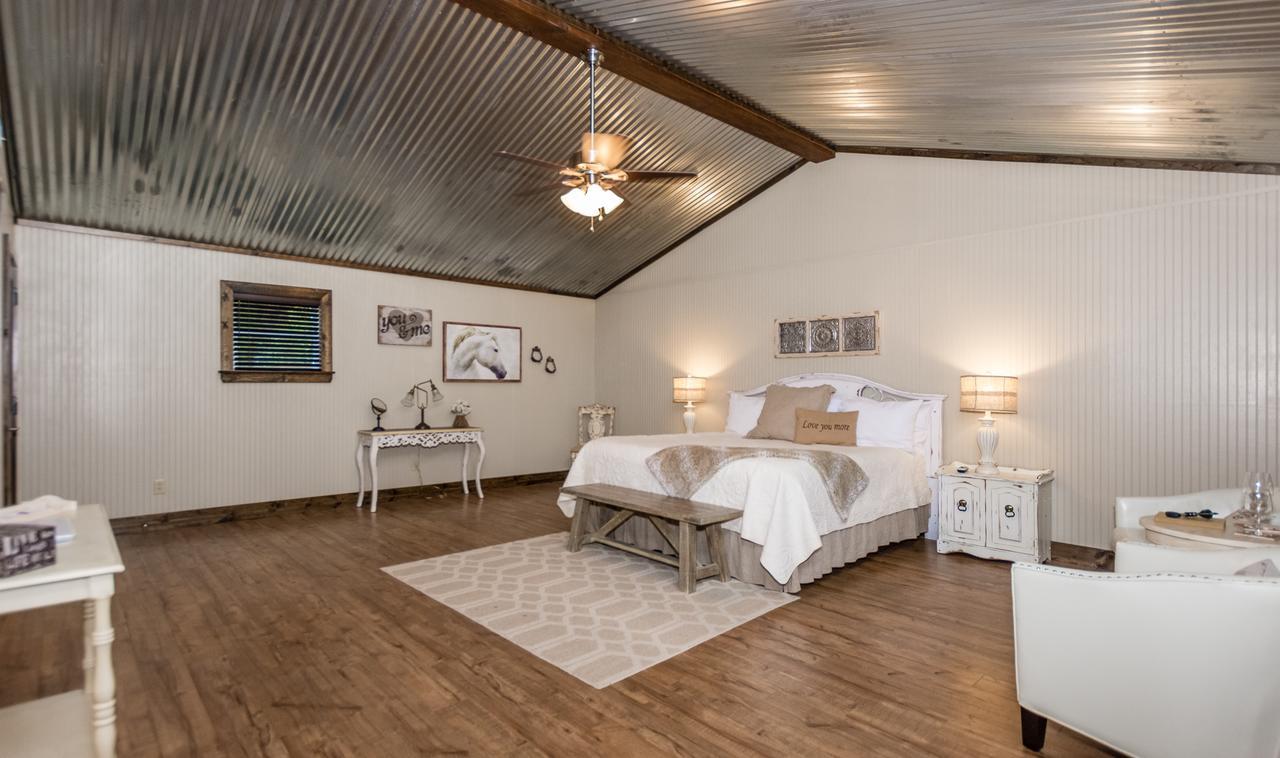 Vineyard Trail Cottages- Adults Only フレデリックスバーグ 部屋 写真