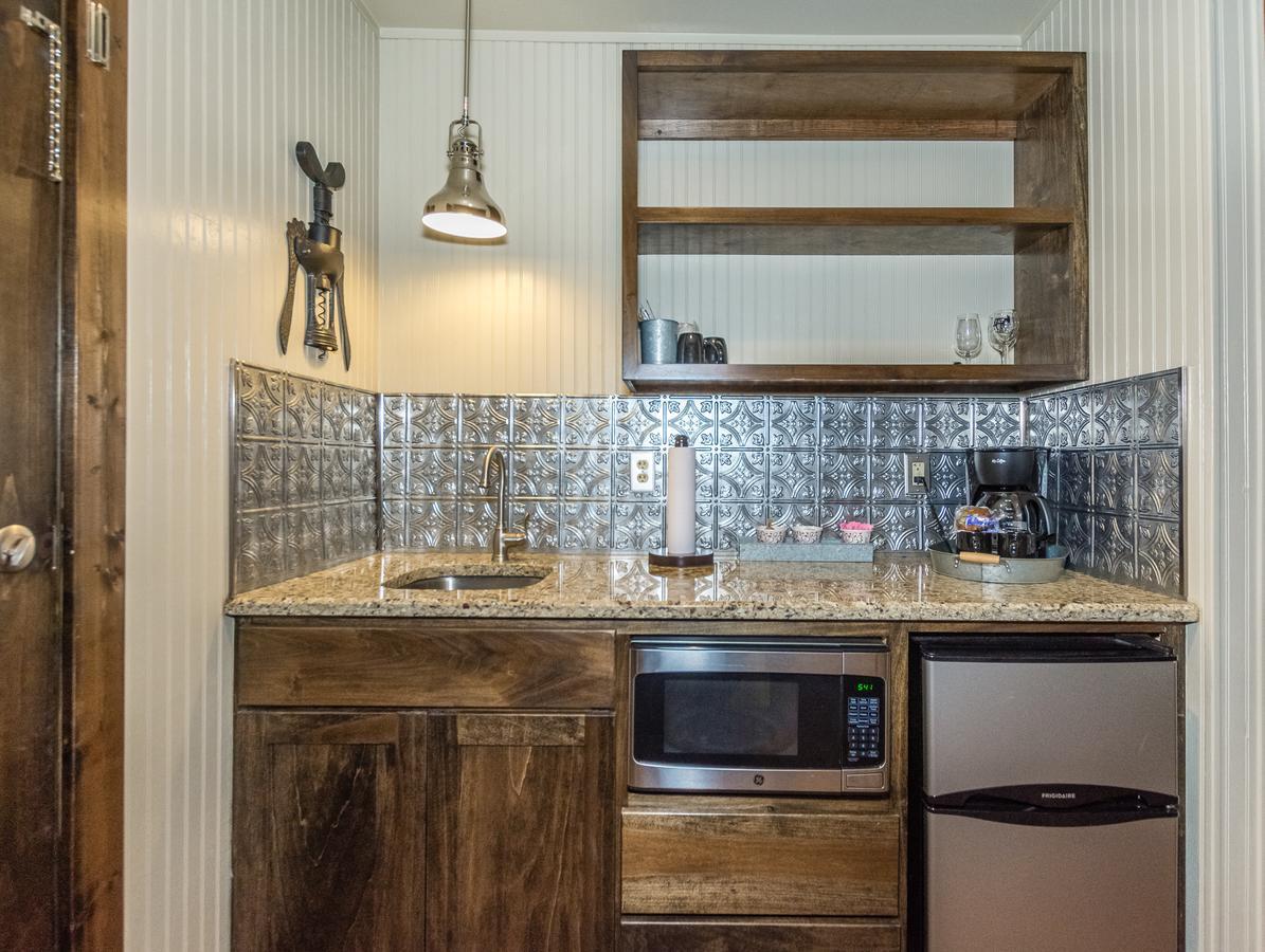 Vineyard Trail Cottages- Adults Only フレデリックスバーグ 部屋 写真