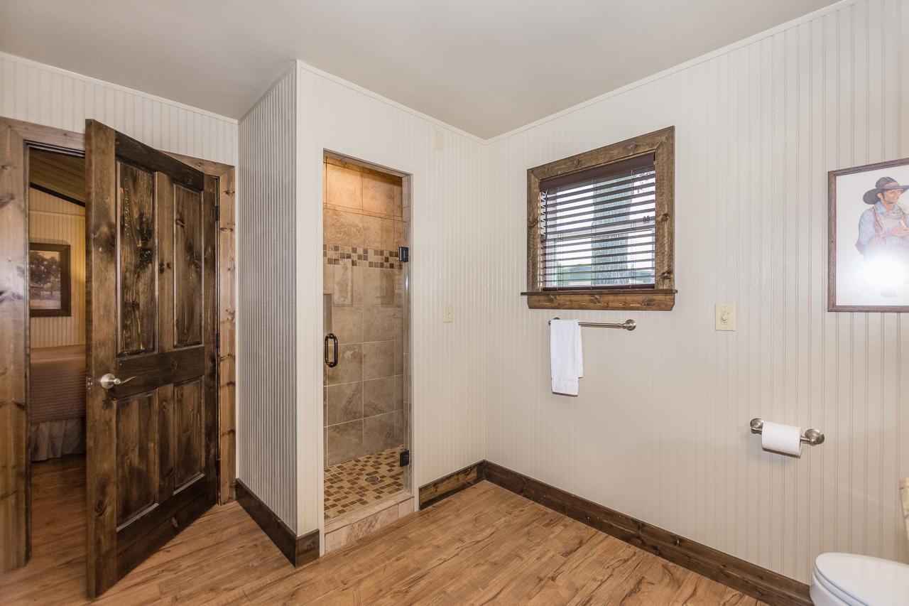 Vineyard Trail Cottages- Adults Only フレデリックスバーグ 部屋 写真