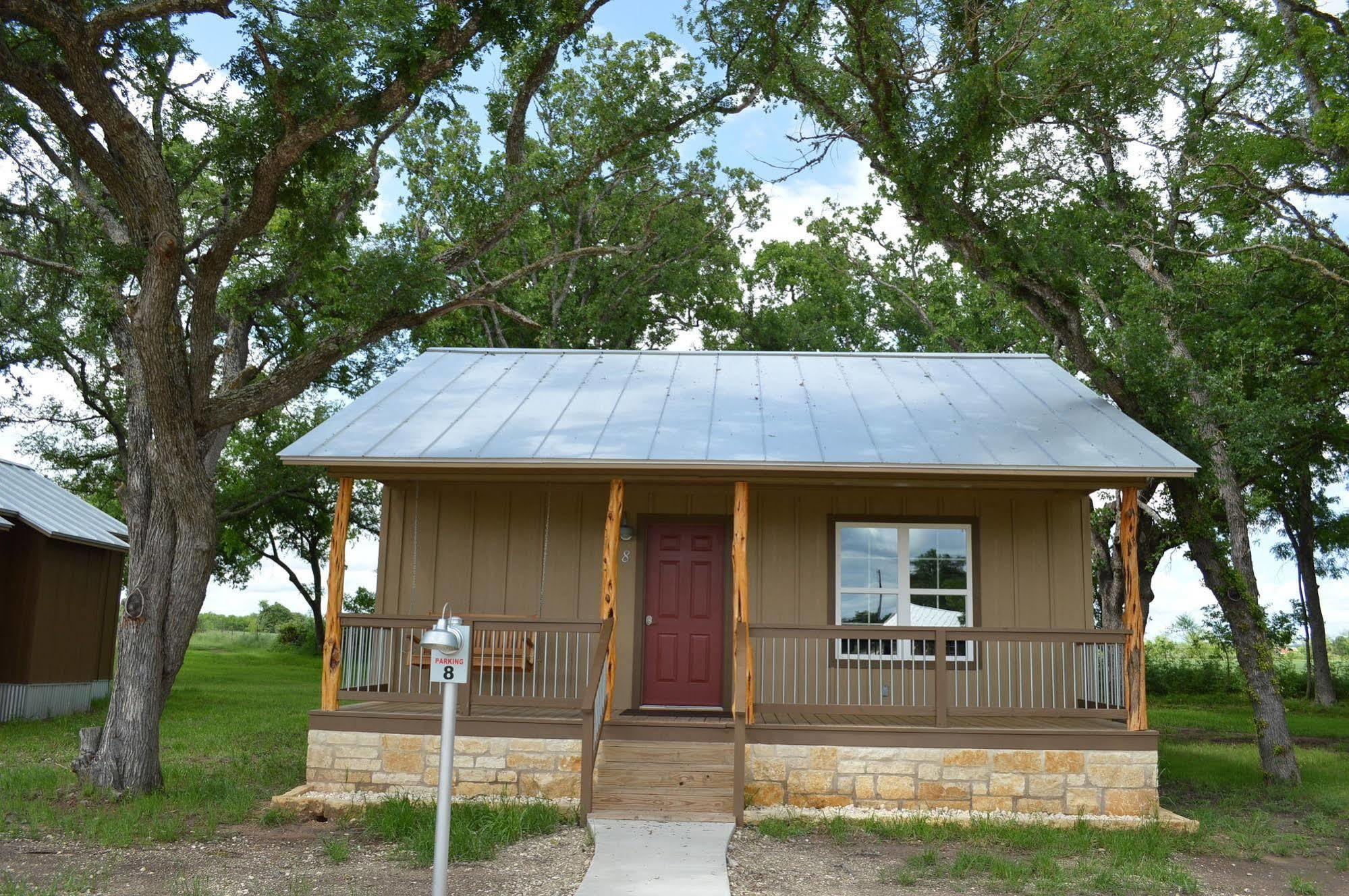 Vineyard Trail Cottages- Adults Only フレデリックスバーグ エクステリア 写真