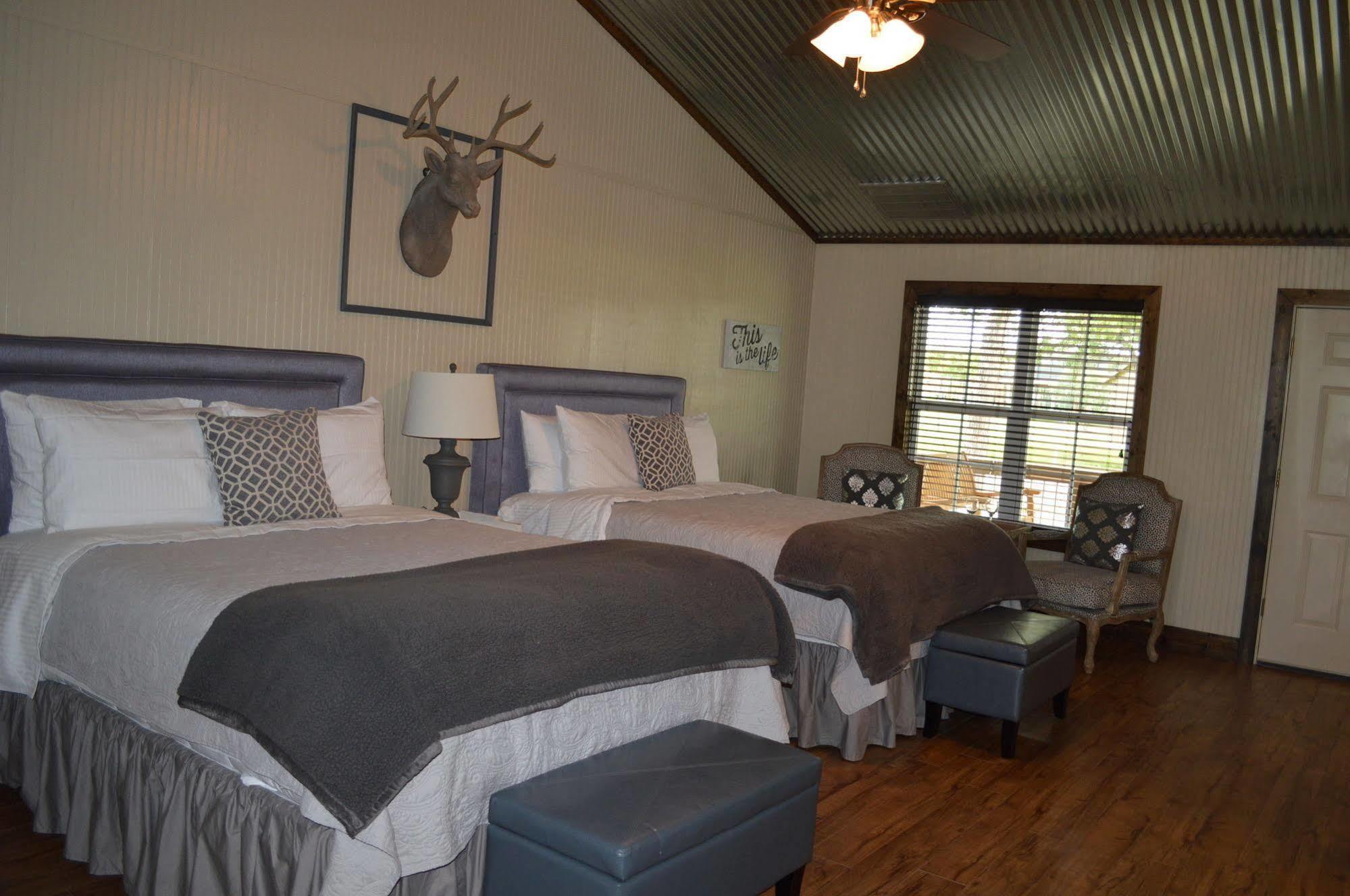 Vineyard Trail Cottages- Adults Only フレデリックスバーグ エクステリア 写真