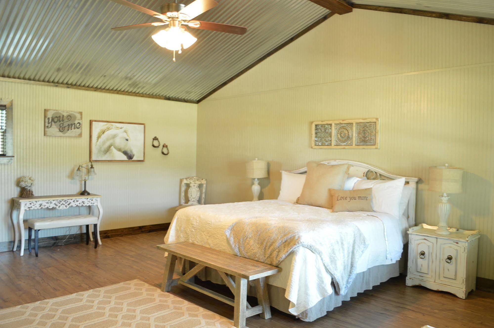 Vineyard Trail Cottages- Adults Only フレデリックスバーグ エクステリア 写真