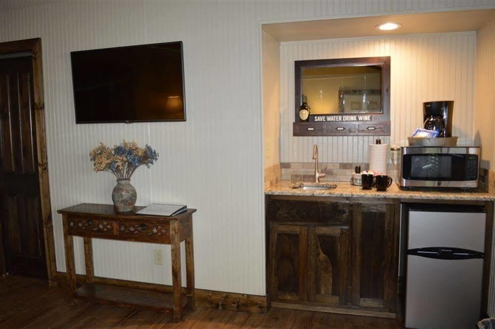 Vineyard Trail Cottages- Adults Only フレデリックスバーグ エクステリア 写真