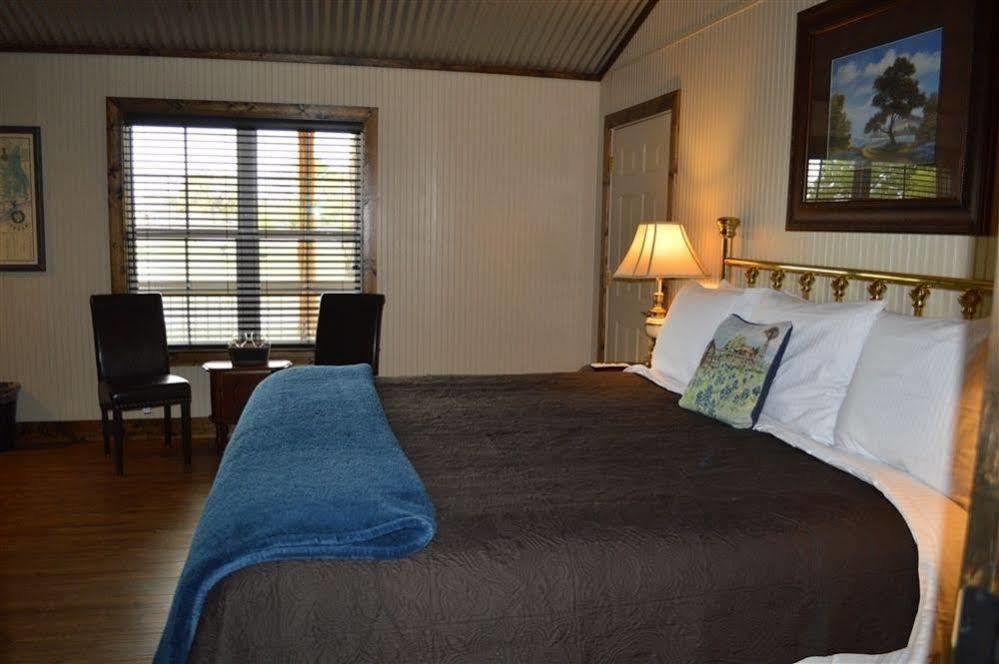 Vineyard Trail Cottages- Adults Only フレデリックスバーグ エクステリア 写真